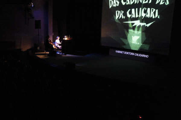 Na 47. Letní filmová škole v Uherském Hradišti se 7. srpna konala projekce filmu Kabinet doktora Caligariho s hudebním doprovodem violoncellisty Jiřího Bárty a klavíristky Terezie Fialové.