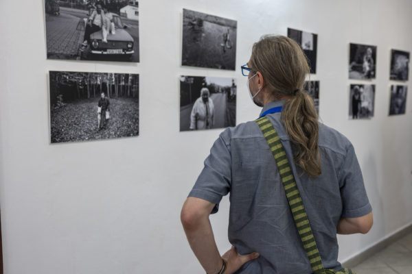 Na Letní filmové škole v Uherském Hradišti byla 7. sprna zahájena fotografická výstava Hany Bartošové nazvaná Momenty 11-20.