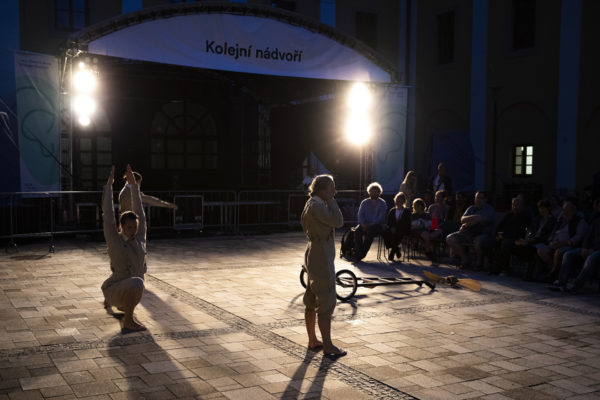 V rámci programu na Letní filmové škole v Uherském Hradišti se 8.srpna na Kolejním nádvoří uskutečnilo divadelní představení skupiny Holektiv.