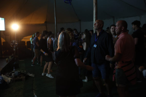 Dne 9. sprna v Uherském Hradišti se uskutečnil a Retro party ve stanu Respekt. 
Tančící DJ, který naservíroval ty největší hity od 50 let až po současnost.